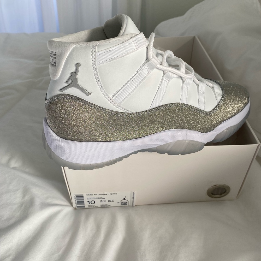 Nike Air Jordan 11 Metallic Silver Glitter
AR0715-100 2019 Women's Size 10 US